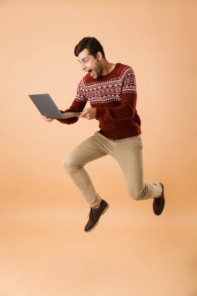 Retrato Comprimento Total Jovem Alegre Vestido Suéter Pulando Isolado Sobre — Fotografia de Stock