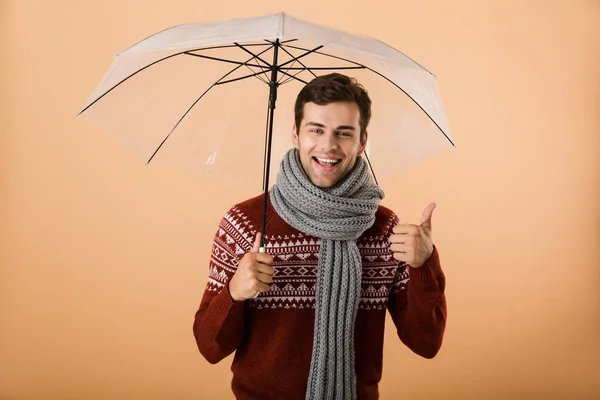 Porträt Eines Glücklichen Jungen Mannes Pullover Und Schal Isoliert Vor — Stockfoto