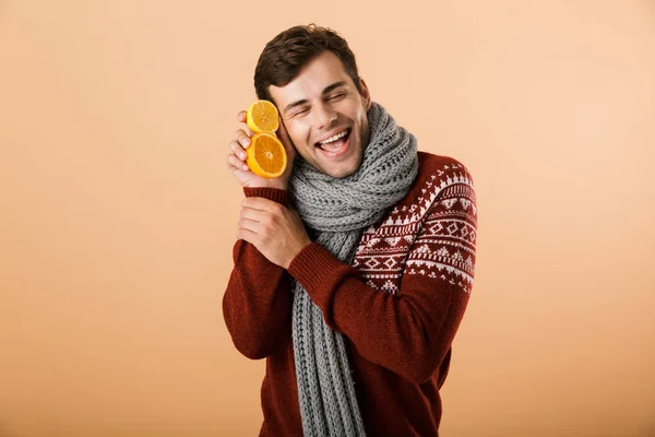 Retrato Hombre Encantado Vestido Con Suéter Bufanda Aislada Sobre Fondo — Foto de Stock