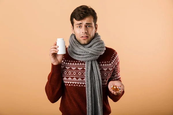 Retrato Hombre Enfermo Vestido Con Suéter Bufanda Aislado Sobre Fondo —  Fotos de Stock