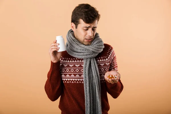Retrato Hombre Triste Enfermo Vestido Con Suéter Bufanda Aislado Sobre —  Fotos de Stock