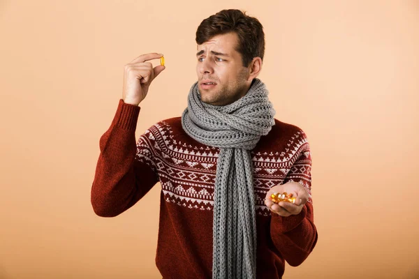 Retrato Hombre Confuso Vestido Con Suéter Bufanda Aislada Sobre Fondo —  Fotos de Stock
