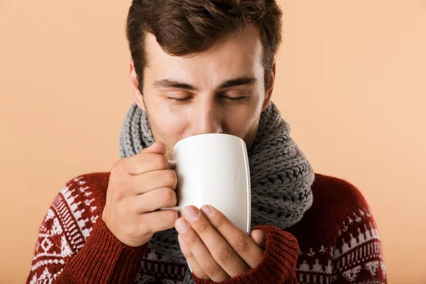 Närbild Mycket Glad Ung Man Klädd Tröja Och Halsduk Dricka — Stockfoto