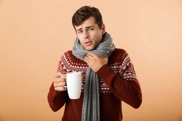 Porträt Eines Aufgebrachten Jungen Mannes Pullover Und Schal Der Tasse — Stockfoto