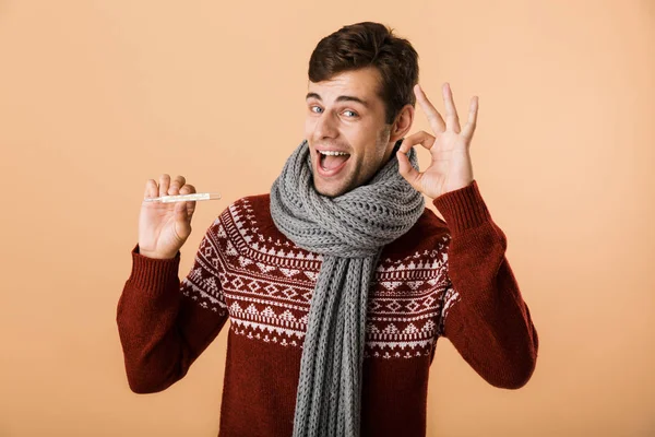 Retrato Joven Feliz Vestido Con Suéter Bufanda Aislada Sobre Fondo —  Fotos de Stock