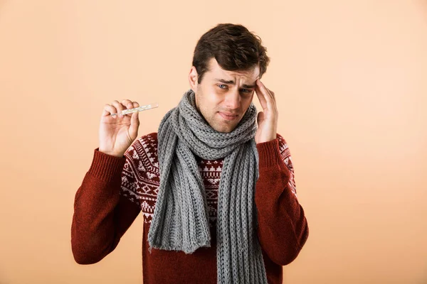 Retrato Cerca Triste Joven Enfermo Vestido Con Suéter Bufanda Aislado —  Fotos de Stock