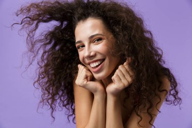 Görüntü glamour kadın 20'li yaşlarda giyen kırmızı elbise gülen ayakta menekşe arka plan üzerinde izole