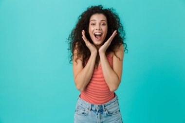 Resim komik kadın 20'li yaşlarda giyiyor rahat giyim üzerinde mavi arka plan izole ayakta gülüyor