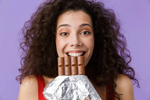 Imagen Una Mujer Europea Años Usando Vestido Rojo Sonriendo Comiendo — Foto de Stock