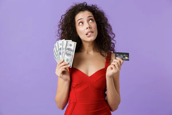 Imagem Mulher Encantadora 20S Vestindo Vestido Vermelho Segurando Dinheiro Cartão — Fotografia de Stock