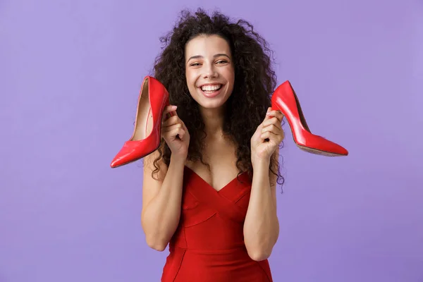 Imagem Mulher Glamour 20S Vestindo Vestido Vermelho Segurando Sapatos Salto — Fotografia de Stock