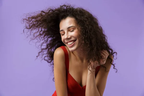 Bild Glada Kvinna 20S Bär Röda Klä Skrattande Står Isolerat — Stockfoto