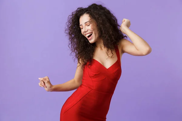 Bild Glada Kvinna 20S Bär Röd Klänning Leende Och Dansar — Stockfoto