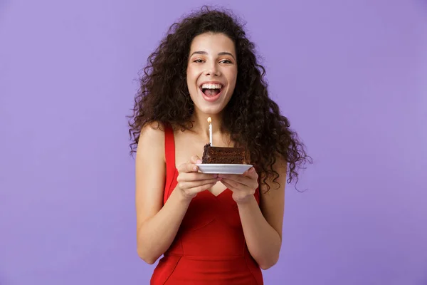 Bilden Lycklig Kvinna 20S Bär Röd Klänning Innehav Bit Födelsedagstårta — Stockfoto
