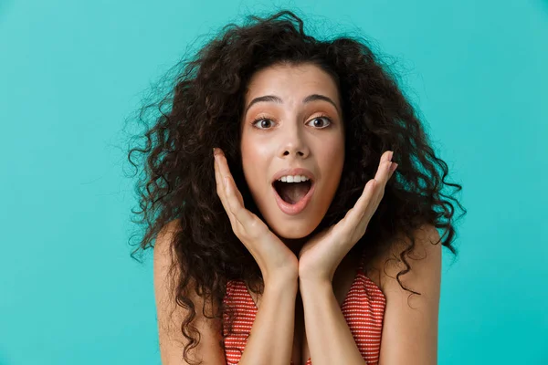 Imagen Mujer Sorprendida Años Usando Ropa Casual Gritando Pie Aislado — Foto de Stock