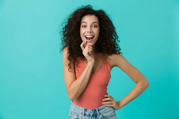 Imagen Mujer Encantada Años Usando Ropa Casual Riendo Pie Aislado — Foto de Stock