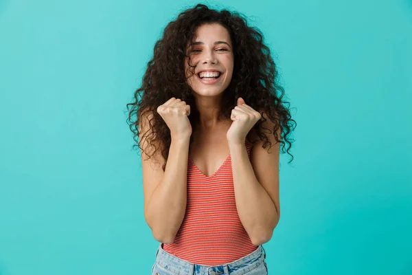 Imagem Mulher Alegre 20S Vestindo Roupas Casuais Gritando Apertando Punhos — Fotografia de Stock