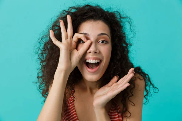 Imagen Encantadora Mujer Años Con Ropa Casual Riendo Mostrando Signo —  Fotos de Stock