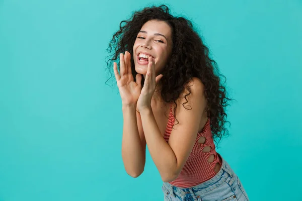 Foto Van Krullend Vrouw 20S Dragen Casual Kleding Schreeuwen Bellen — Stockfoto