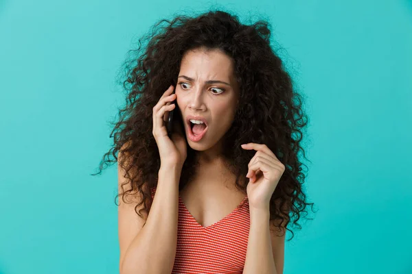 Imagen Mujer Morena Años Usando Ropa Casual Hablando Teléfono Móvil — Foto de Stock