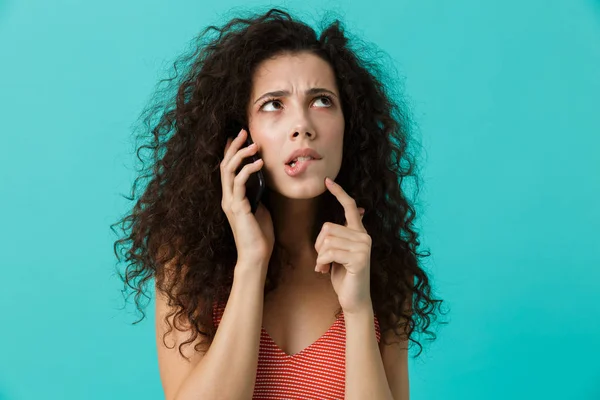 Imagem Mulher Séria Anos Vestindo Roupas Casuais Falando Telefone Celular — Fotografia de Stock