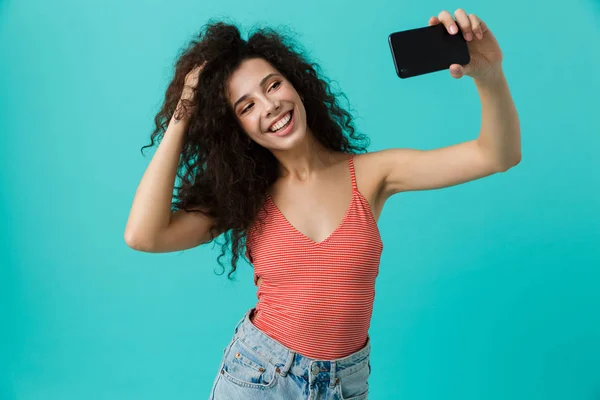 Foto Ung Kvinde Erne Med Krøllet Hår Tager Selfie Mobiltelefon - Stock-foto