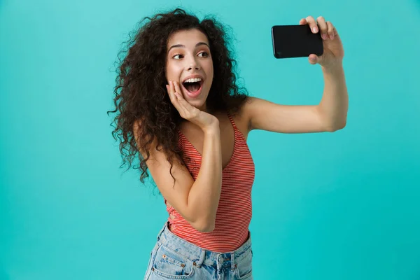 Photo Beautiful Woman 20S Curly Hair Taking Selfie Cell Phone — Stock Photo, Image