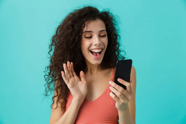 Foto Mujer Alegre Años Con Pelo Rizado Sonriendo Mirando Teléfono — Foto de Stock