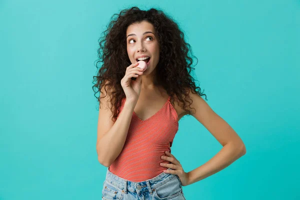 Foto Mulher Bonita 20S Com Cabelo Encaracolado Sorrindo Comendo Biscoito — Fotografia de Stock