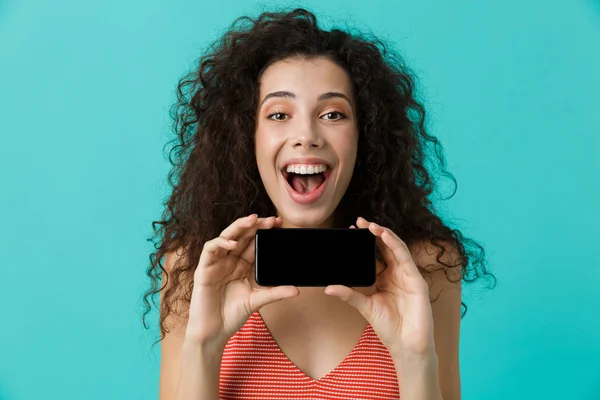 Foto Mulher Excitada 20S Com Cabelo Encaracolado Sorrindo Segurando Telefone — Fotografia de Stock