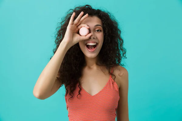 Foto Mulher Caucasiana Anos Com Cabelo Encaracolado Sorrindo Comendo Biscoito — Fotografia de Stock