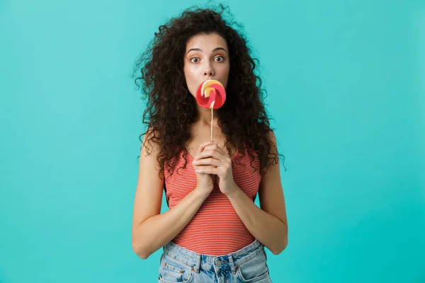 Porträtt Europeiska Kvinna 20S Bär Casual Kläder Äta Lollipop Isolerade — Stockfoto