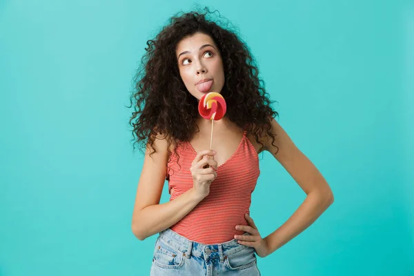 Retrato Mulher Morena Anos Vestindo Roupas Casuais Segurando Pirulito Isolado — Fotografia de Stock