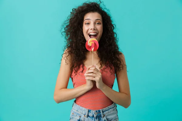 Porträtt Charmiga Kvinna 20S Bär Casual Kläder Äta Lollipop Isolerade — Stockfoto