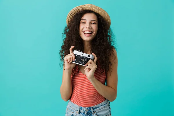 Πορτρέτο Της Νεαρής Γυναίκας 20S Φορώντας Ψάθινο Καπέλο Κρατώντας Κάμερας — Φωτογραφία Αρχείου