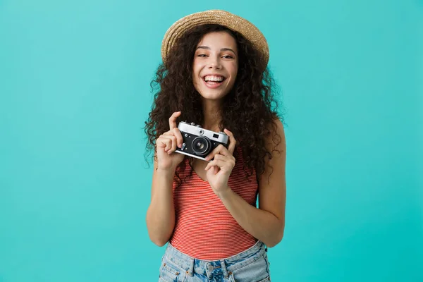 Retrato Una Joven Veinteañera Con Sombrero Paja Sosteniendo Cámara Retro —  Fotos de Stock