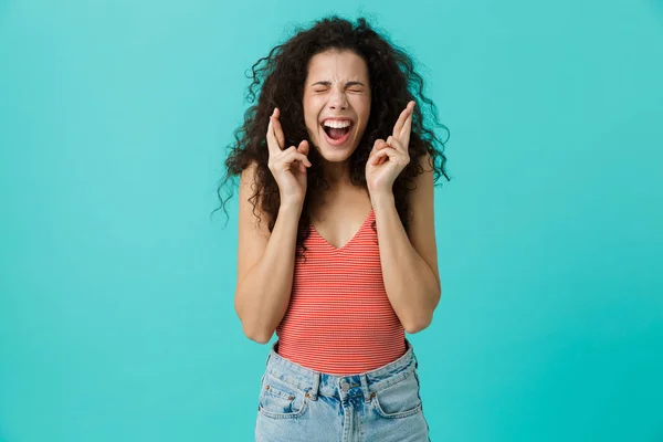 Imagem Mulher Bonita 20S Vestindo Roupas Casuais Gritando Mantendo Dedos — Fotografia de Stock