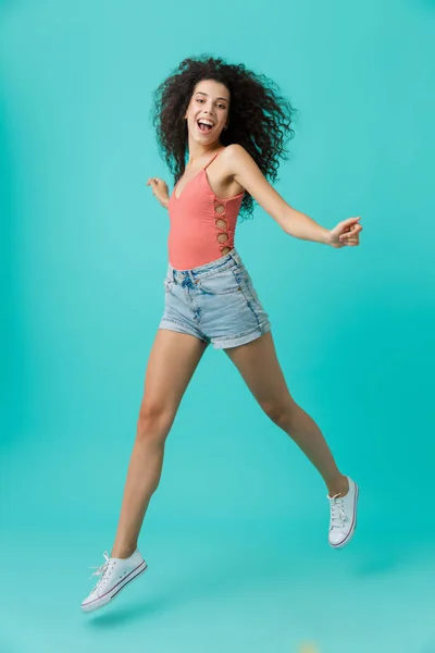 Imagen Completa Mujer Encantada Años Usando Ropa Casual Sonriendo Caminando — Foto de Stock