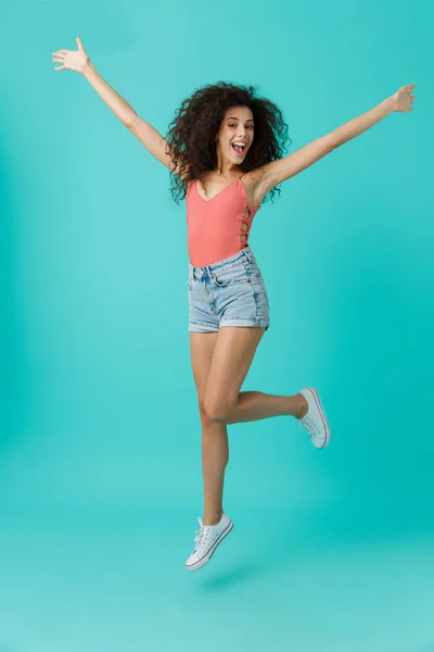 Imagen Larga Duración Encantadora Mujer Años Con Ropa Casual Sonriendo — Foto de Stock