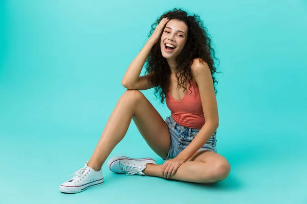 Imagen Mujer Alegre Años Usando Ropa Casual Riendo Mientras Está — Foto de Stock