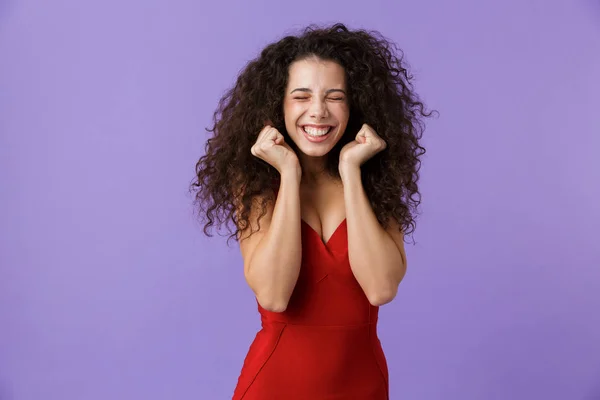 Πορτρέτο Του Ένα Χαρούμενο Γυναίκα Σκούρα Μαλλιά Σγουρά Φοράει Κόκκινο — Φωτογραφία Αρχείου