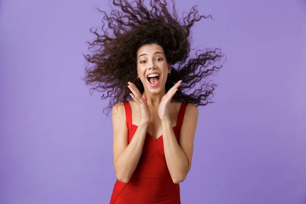 Retrato Uma Mulher Excitada Com Cabelo Encaracolado Escuro Vestindo Vestido — Fotografia de Stock