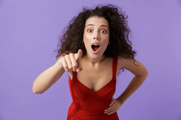 Retrato Uma Mulher Excitada Com Cabelo Encaracolado Escuro Usando Vestido — Fotografia de Stock