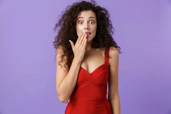 Close Retrato Uma Mulher Surpreso Com Cabelo Encaracolado Escuro Vestindo — Fotografia de Stock