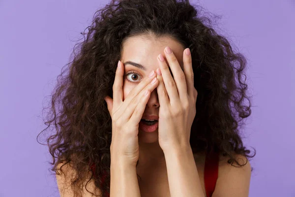 Close Retrato Uma Mulher Assustada Com Cabelo Encaracolado Escuro Usando — Fotografia de Stock