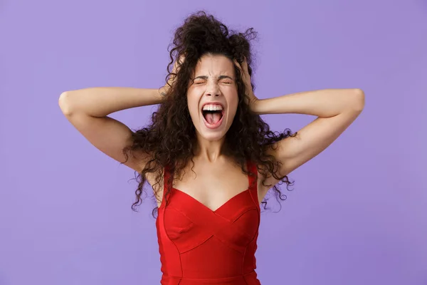 Портрет Сердитая Женщина Темными Кудрявыми Волосами Красном Платье Изолированы Фиолетовом — стоковое фото