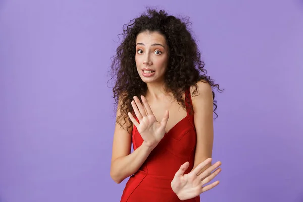 Retrato Uma Mulher Confusa Com Cabelo Encaracolado Escuro Vestindo Vestido — Fotografia de Stock