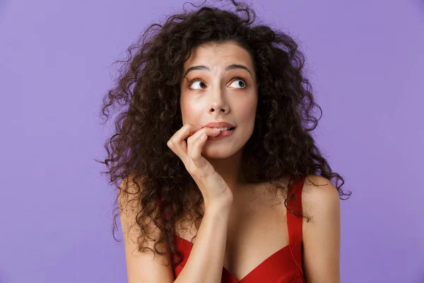 Close Retrato Uma Mulher Surpreso Com Cabelo Encaracolado Escuro Vestindo — Fotografia de Stock