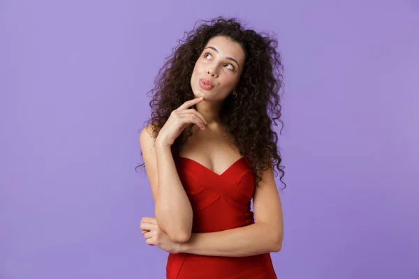 Retrato Uma Mulher Pensativa Com Cabelo Encaracolado Escuro Vestindo Vestido — Fotografia de Stock