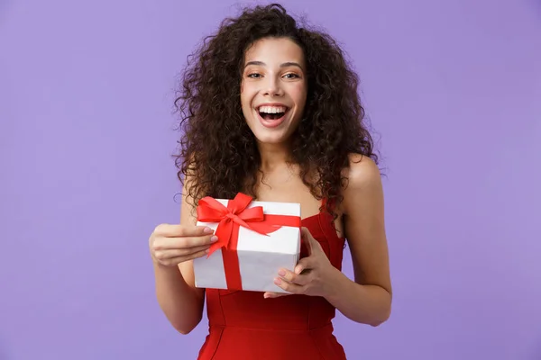 Retrato Uma Mulher Excitada Com Cabelo Encaracolado Escuro Vestindo Vestido — Fotografia de Stock